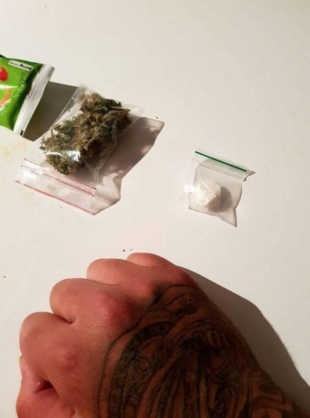 Objavljivao drogu i oružje 