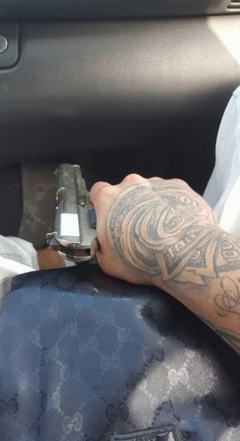 Objavljivao drogu i oružje 