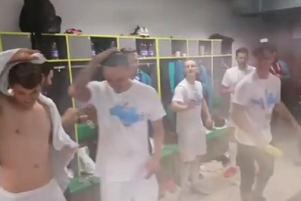 OSVOJILI PEHAR, PA SLAVILI UZ TOMPSONA: Kontroverzna pesma proustaškog pevača odjekivala iz autobusa!