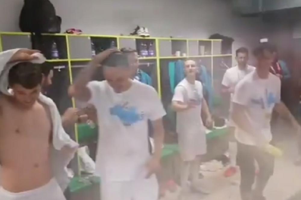 OSVOJILI PEHAR, PA SLAVILI UZ TOMPSONA: Kontroverzna pesma proustaškog pevača odjekivala iz autobusa!