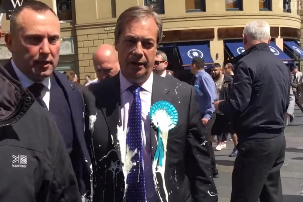 BRITANSKOG ŠEŠELJA ZAROBILI U AUTOBUSU: Narod naoružan MILKŠEJKOVIMA ga okružio i nije mu dao da izađe