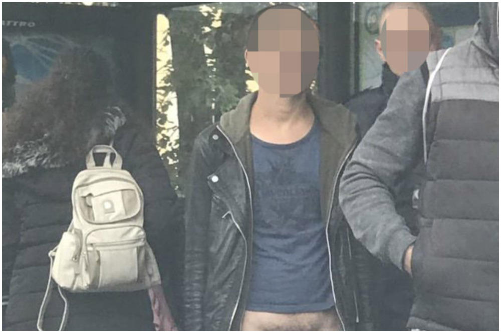 BIZARNO! Mladić BEZ GAĆA stajao na AUTOBUSKOJ STANICI u BEOGRADU, ljudi nisu mogli da se NAČUDE OVOM DETALJU!