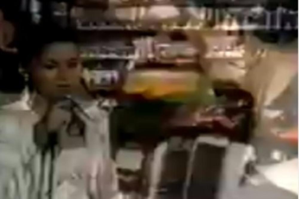 PROCURIO DO SADA NEVIĐEN SNIMAK: Evo kako je tada ANONIMNA pevačica pevala po BIRTIJAMA i MEŠALA! (VIDEO)