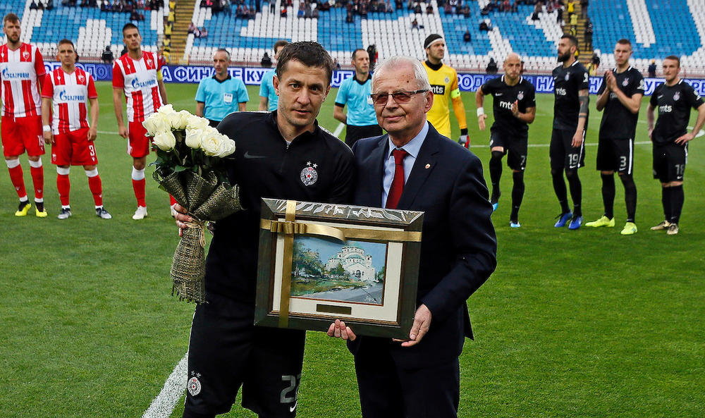 Svetozar Mijailović daje poklon Saši Iliću