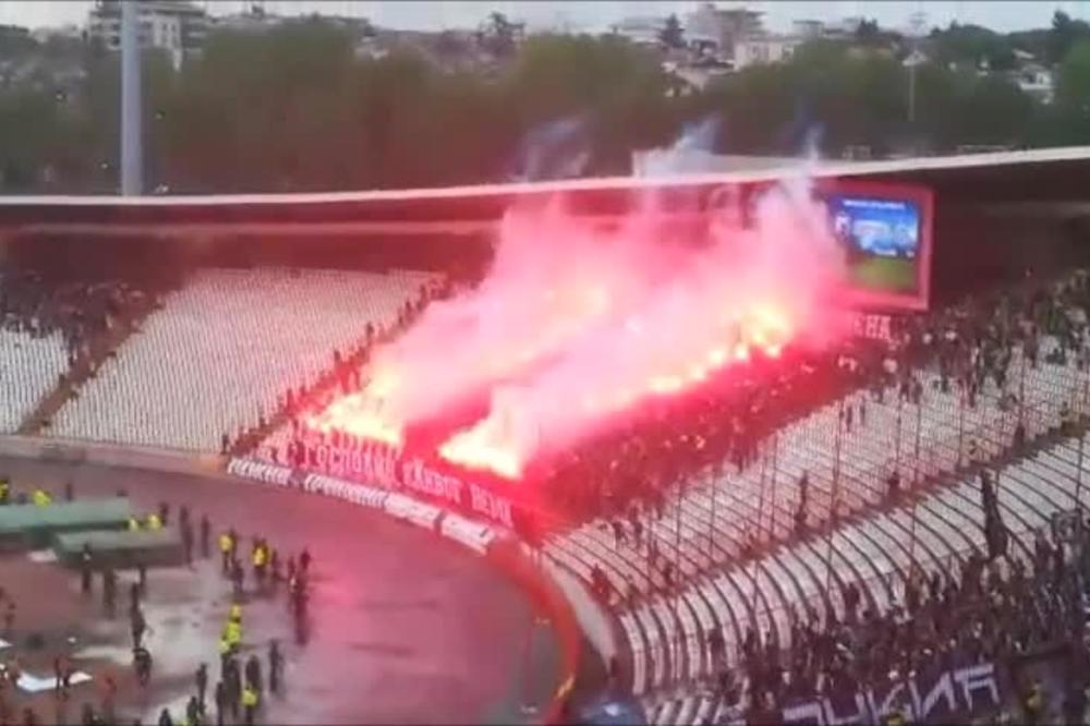 GROBARI SU ČEKALI 22. MINUT ZBOG JEDNOG ČOVEKA: Grobari spektakularnu bakljadu i transparent posvetili Saši Iliću!