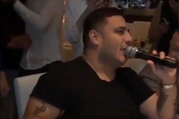 DARKO LAZIĆ GLUMI ŠERIFA PO SELU, A SAD DIVLJA I VAN NJEGA: Razveo se, pa PROSLAVIO! Flaša U PRVOM PLANU! (VIDEO)