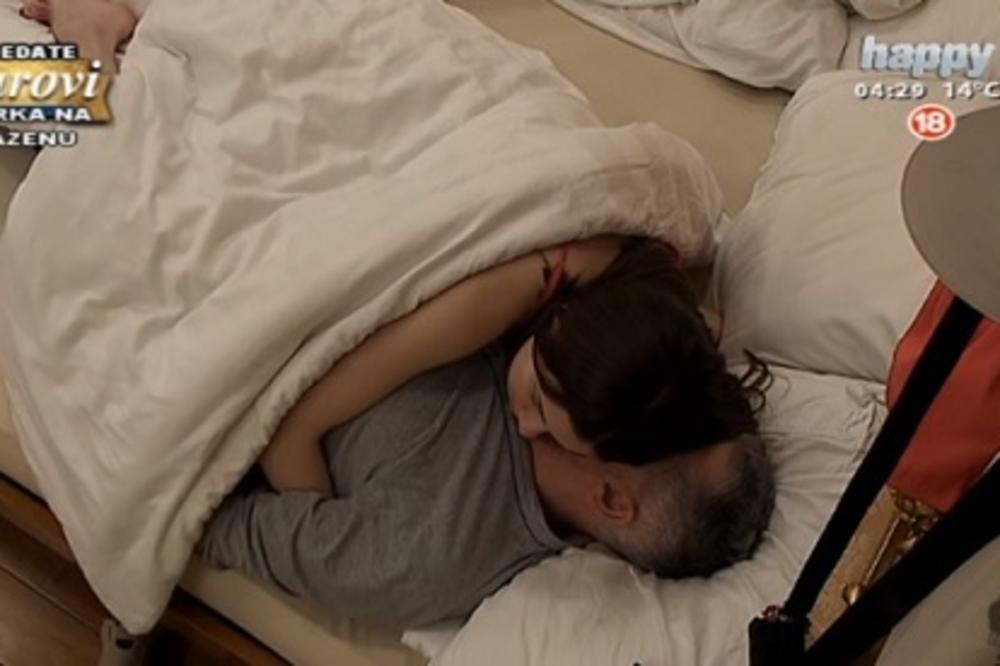 KOLIKO JE OVO BOLESNO? Prvo je pretukla JADNOG STARCA, pa mu onda JAHALA PO POLNOM ORGANU! UŽAS! (VIDEO)