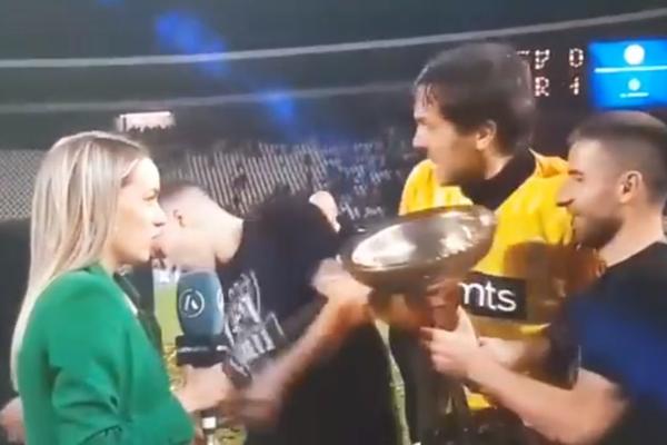 JE L' ME POCEPAO? KAKAV DEBIL! Stojković umalo peharom razbio glavu Pantiću usred izjave! A tek golmanova faca...