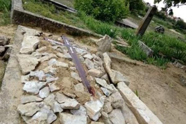 OSKRNAVLJEN SRPSKI GROB NA KOSOVU I METOHIJI! Čovek je sahranjen pre samo nedelju dana! (FOTO)