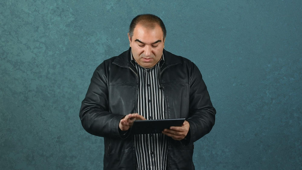 Stevan Đokić čita tvitove o sebi  