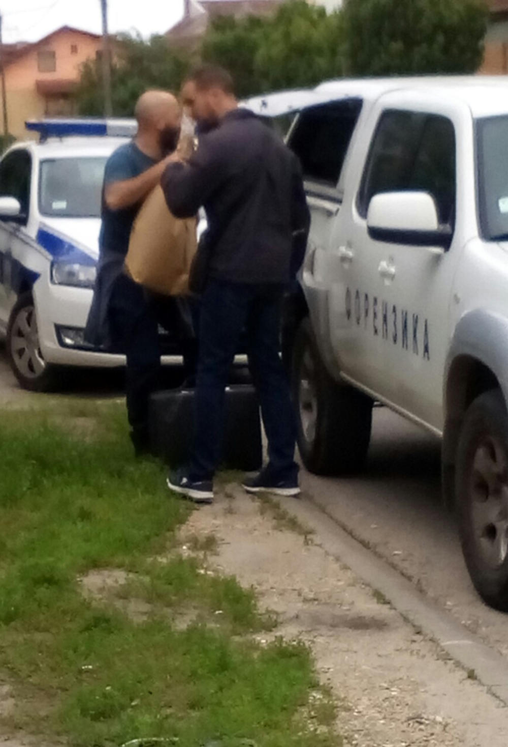 Policija iznosi predmet kojim je počinjen masakr 