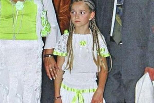 DEVOJČICA SA SLIKE JE DANAS JEDNA OD NAJVRELIJIH PEVAČICA: Bila je u rijalitiju, a nedavno je uradila SILIKONE!