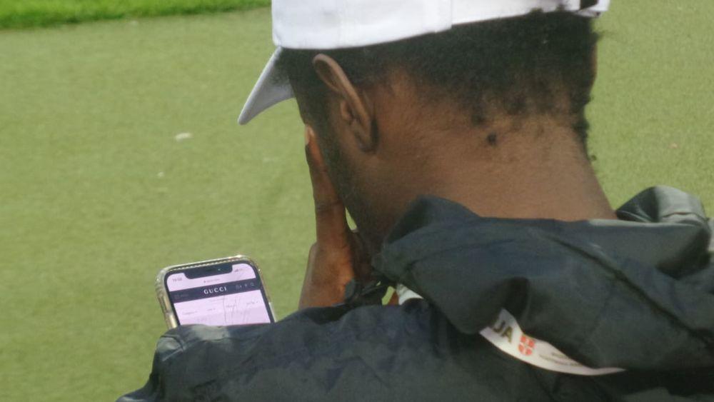 Musa Ndžaj razgleda Gučijevu ponudu na poluvremenu finala Kupa