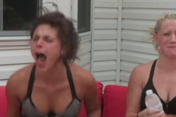 UBACILE SU U USTA NAJLJUĆU STVAR NA SVETU: Ove devojke su odmah GORKO ZAŽALILE! Ovo je PAKAO! (VIDEO)