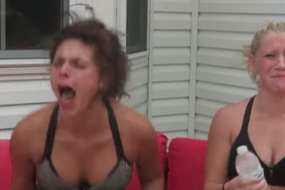 UBACILE SU U USTA NAJLJUĆU STVAR NA SVETU: Ove devojke su odmah GORKO ZAŽALILE! Ovo je PAKAO! (VIDEO)