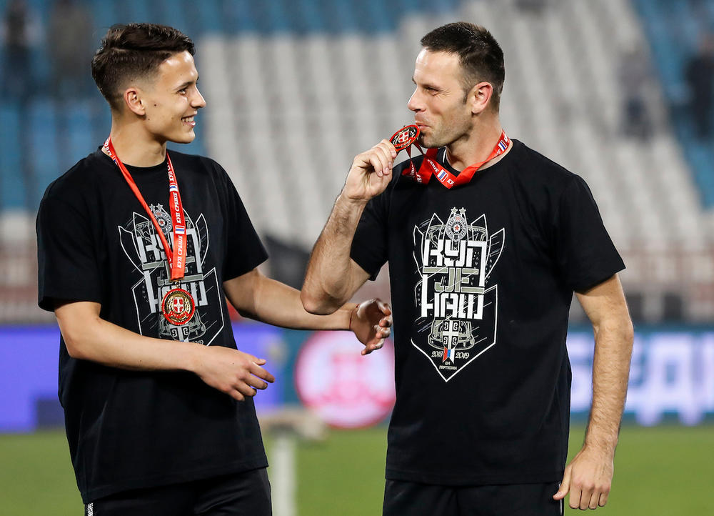 Bojan Ostojić ljubi medalju Kupa Srbije  