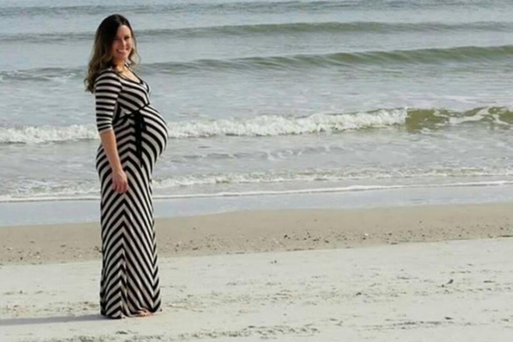 SLIKAO JE SVOJU TRUDNU SUPRUGU, ALI NIJE SLUTIO ŠTA ĆE SE DESITI: Kada je u pozadini video OVO, ŠLOGIRAO SE! (FOTO)