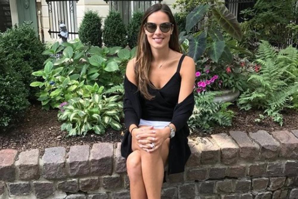 Grudi Ane Ivanović osvanule na društvenim mrežama: Dok ona jede grožđe, muškarci bulje u nju...