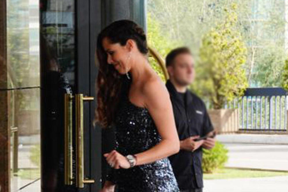 ANA IVANOVIĆ STIGLA NA VENČANJE BRATA: Teniserka pokazala TRUDNIČKI STOMAK! A evo sa kim se pojavila! (FOTO)