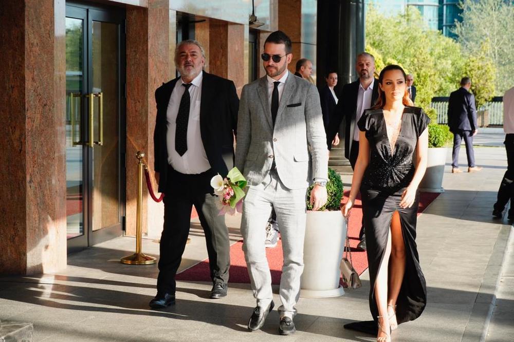 ŽIVOJINOVIĆI STIGLI NA VENČANJE BEZ BRENE: Prija izbacila ubitačan DEKOLTE, a zbog ovog su SVI gledali u nju!