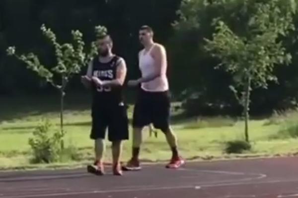 ZATO I JESTE NAJBOLJI NBA CENTAR: Ostale zvezde se bahate po Bahamima, a Jokić cepa basket s ortacima u školskom!