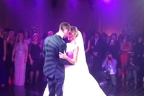 MLADENCI ODIGRALI PRVI PLES: Za ovu priliku odabrali pesmu ovog POPULARNOG PEVAČA! Svi su bili u ČUDU!