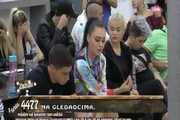 ANA KORAĆ BESNA IZAŠLA NAPOLJE! Psovala i lupala vratima: Jebi*te se bre, evo vam Mića i Miljana