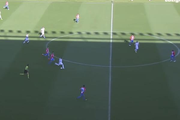 KAKAV MAJSTOR: Golman napustio liniju, pa ga primio sa preko pola terena!