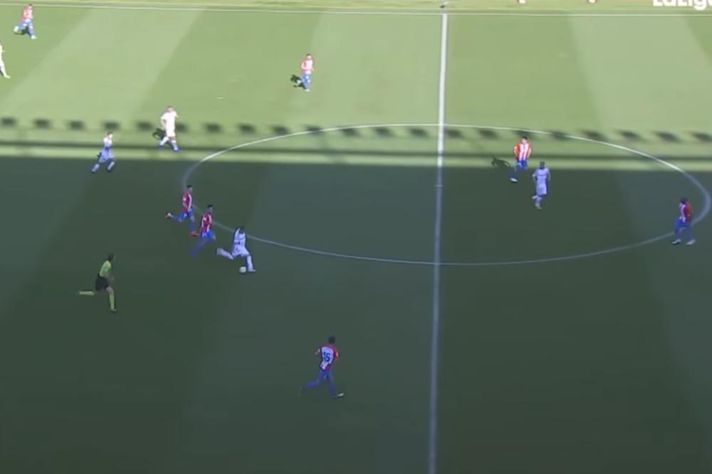 KAKAV MAJSTOR: Golman napustio liniju, pa ga primio sa preko pola terena!