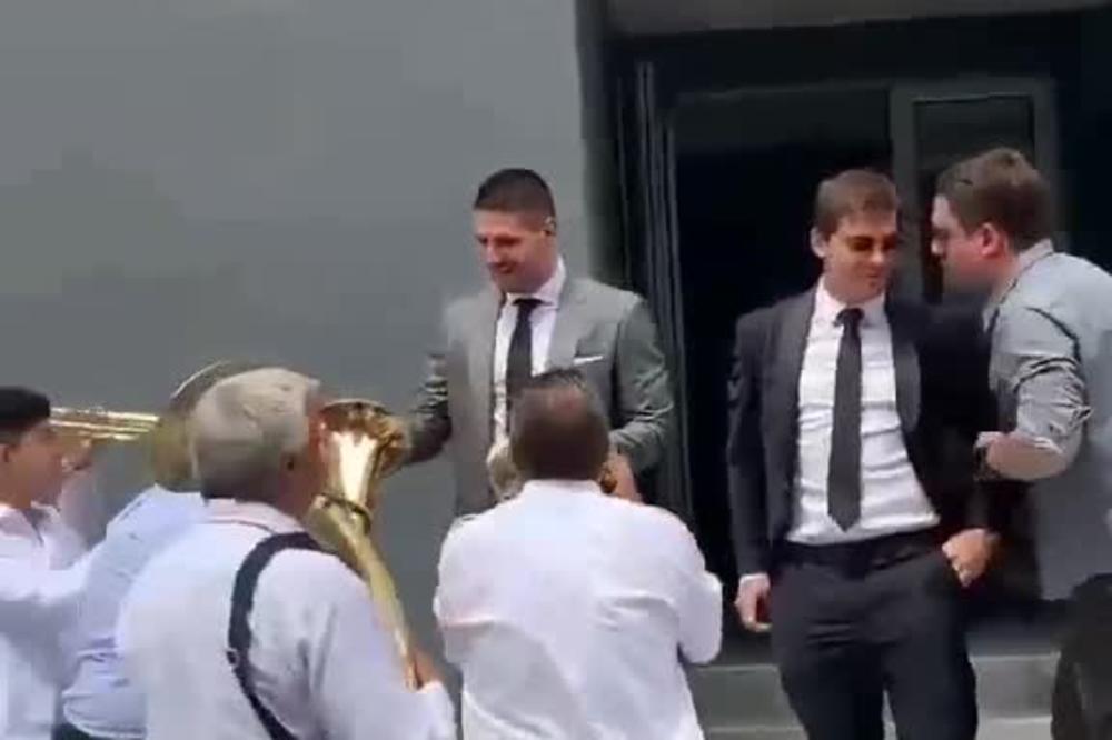 ŠOU NA SVADBI ZVEZDINOG BEKA: Mitrović i Stojković se okumili, a kada su zagrmeli trubači, Mitrogol je pao u trans!