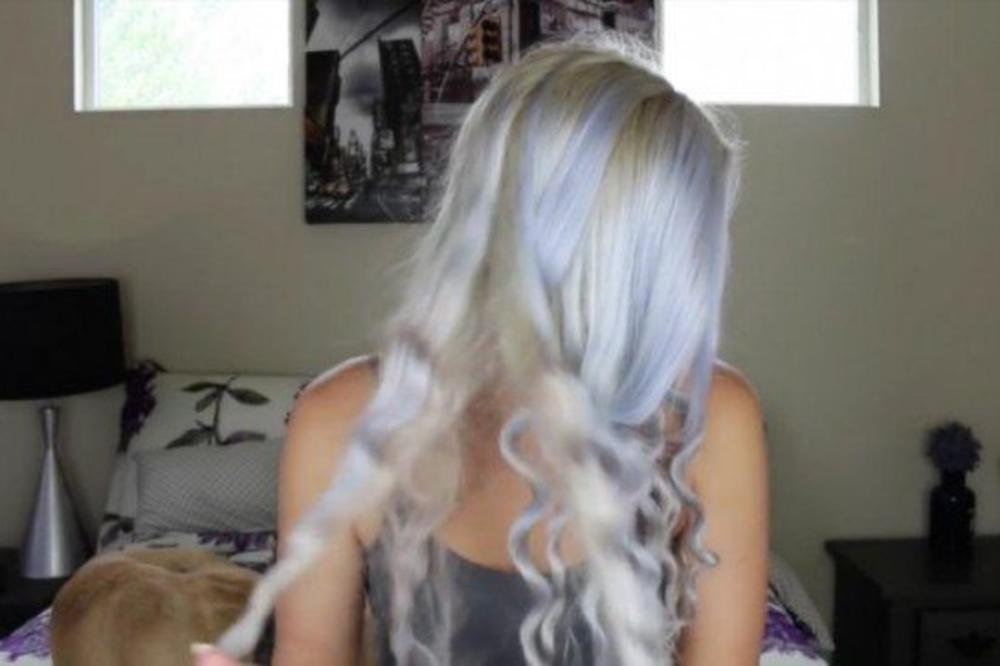 AUU! JEL MOGUĆE DA SE I ONA SKINULA? Prezgodna je, a kupaći jedva prekriva njene obline! (FOTO)