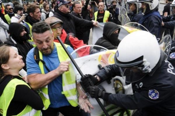 IZ BRISELA SE ORI SLOGAN "SLOBODA": Stotine demontranata se uputilo ka sedištu EU zbog korona mera!