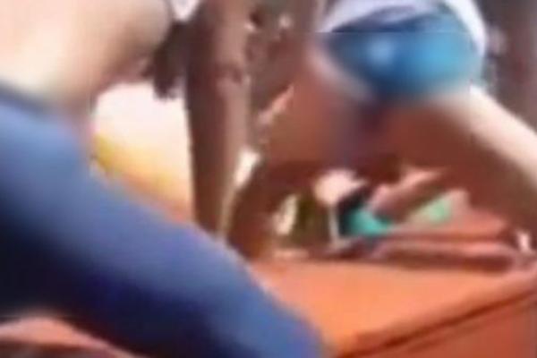 DVE DEVOJKE URADILE NAJSRAMOTNIJU STVAR NA SAHRANI! Popele se na mrtvački sanduk pa... OVO JE UŽAS! (VIDEO)