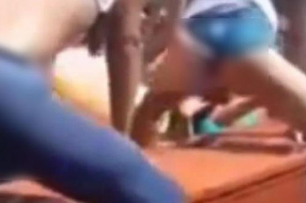 DVE DEVOJKE URADILE NAJSRAMOTNIJU STVAR NA SAHRANI! Popele se na mrtvački sanduk pa... OVO JE UŽAS! (VIDEO)