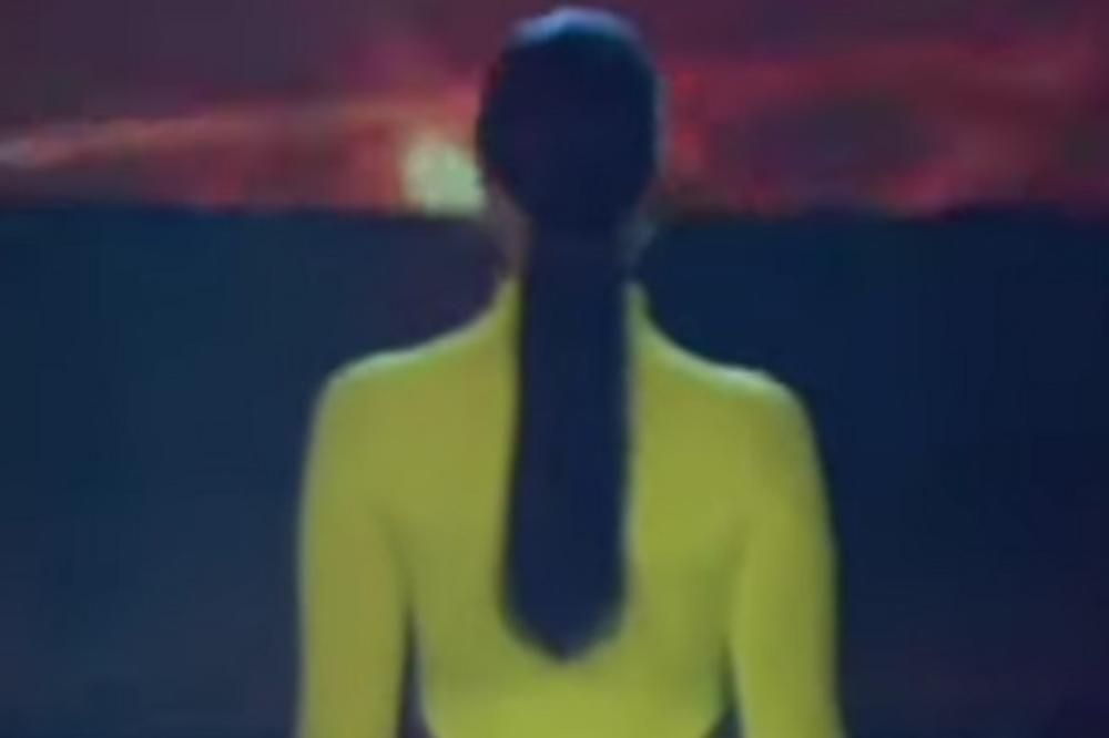 MINA VRBAŠKI NA ZADRUGOVIZIJI ZAMALO POKAZALA MEĐUNOŽJE! Scenski nastup ili PORNOGRAFIJA?