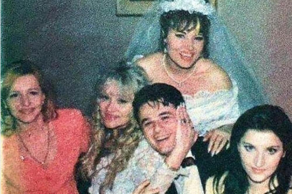 Znate li ko je poznati bračni par sa slike? Oboje su pevačine i po, a sd isplivale stvari iz prošlosti