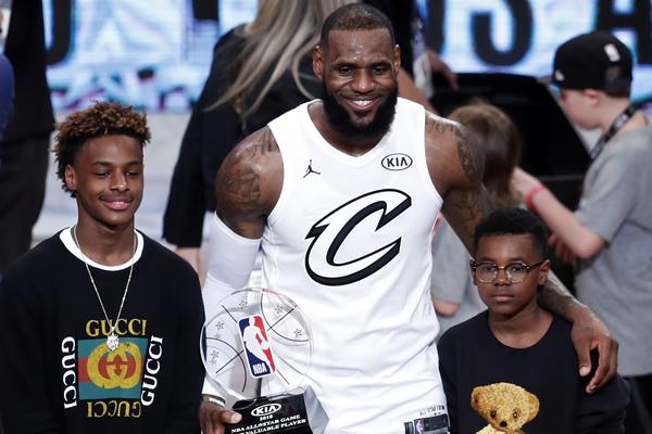 LEBRON DŽEJMS POKIDAO LIGAMENTE I ZAVRŠIO SEZONU! Dok se tata raspravlja sa Ibrahimovićem...