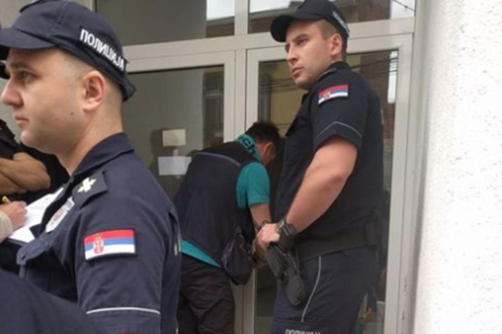 OBIJALI BRAVU, ALI ŽIVI ZID NISU USPELI DA SRUŠE! Narod sprečio iseljenje porodice Jeftović (FOTO)