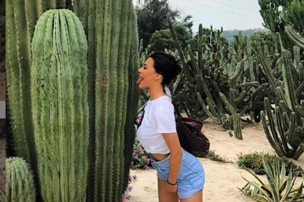 ONA JE ĆERKA NAŠEG POZNATOG PEVAČA, BILA JE U VEZAMA SA NJEGOVIM KOLEGAMA: Povukla se iz medija i živi kao BOGINJA