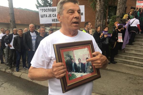 JUTKA KAO TITO: Veličaju ga i nose njegovu URAMLJENU SLIKU, a parole na NJIHOVIMA MAJICAMA SU HIT! (FOTO)