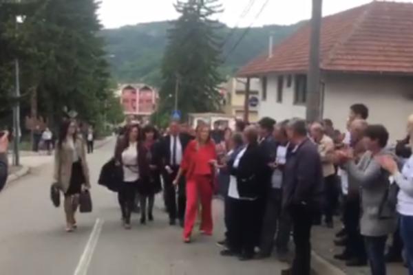 OVACIJE ZA JUTKU! Okrenuće vam se želudac kad budete čuli kako narod skandira ŠERIFU KOJI ZLOSTAVLJA ŽENE (VIDEO)
