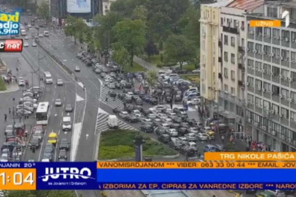 ŠTRAJK TOTALNO BLOKIRAO BEOGRAD! Taksisti na ulicama, OVIM PUTEM NEĆETE MOĆI!