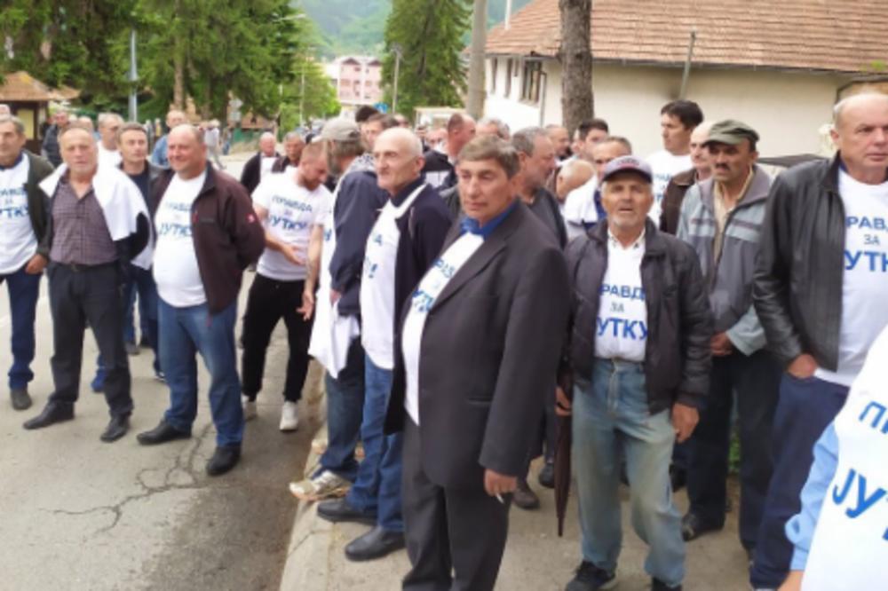 POGLEDAJTE SAMO OVE LJUDE! Ova ekipa se skupila da braniSEKSUALNOG PREDATORA Jutku! (FOTO)