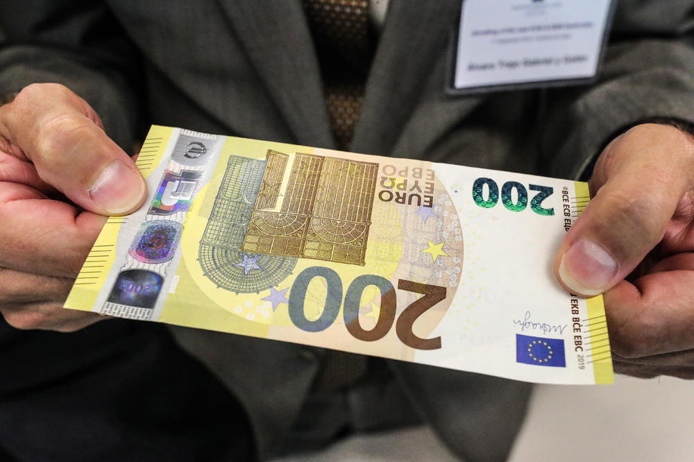 OD SUTRA U OPTICAJU EVRO IZ NOVE SERIJE: Novčanice od 100 i 200 imaju NOVI IZGLED, a 500 evra više se ne štampa!