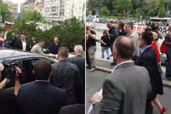 BOŠKO I DVERI ISPRED SKUPŠTINE DOČEKALI VUČIĆA: Razvili transparent, ZAMALO FRKA! (VIDEO)