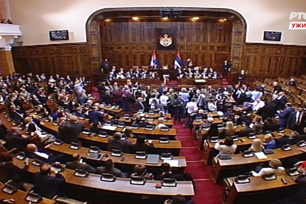 RASPRAVA PO HITNOM POSTUPKU U SKUPŠTINI SRBIJE! Poslanici će danas odlučiti, a saopštene i glavne teme!