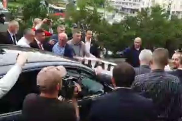 TI SI MI PRVI NA SPISKU! PRESTANI DA SE MANEKENIŠEŠ I IDI RADI! Zamalo tuča Vesića i Boška ispred Skupštine (VIDEO)