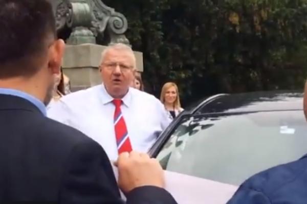 ŠEŠELJEV TELOHRANITELJ JURIŠAO S BEJZBOLKOM, VOJVODA HTEO SVE DA IH ZGAZI! Haos ispred Skupštine (VIDEO)