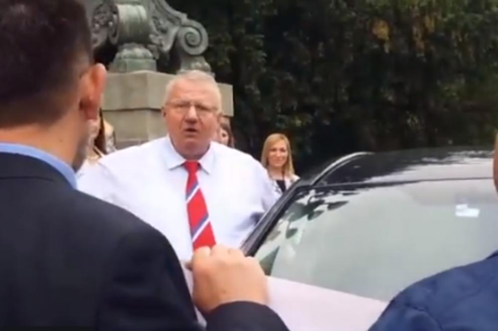 ŠEŠELJEV TELOHRANITELJ JURIŠAO S BEJZBOLKOM, VOJVODA HTEO SVE DA IH ZGAZI! Haos ispred Skupštine (VIDEO)