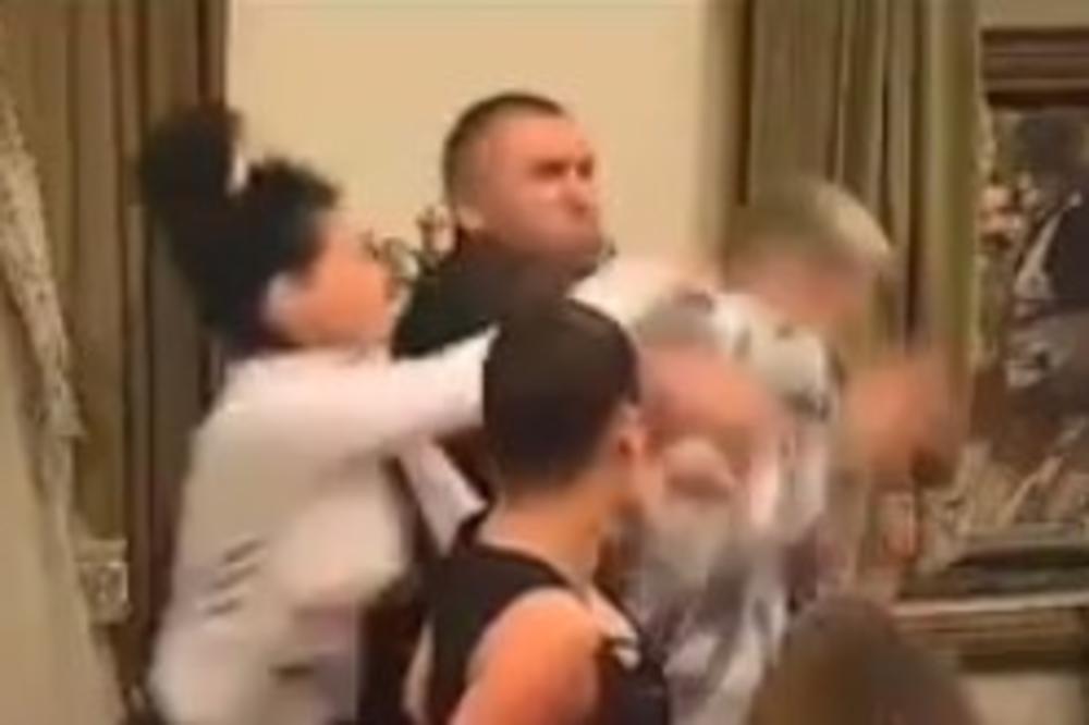 TUČA U PAROVIMA: Šmizla UGAZILA Darija! Dobio ŽESTOKE BATINE od žene! (VIDEO)